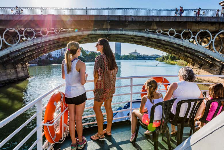Sur le pont du bateau, devant la passerelle d'Élisabeth II