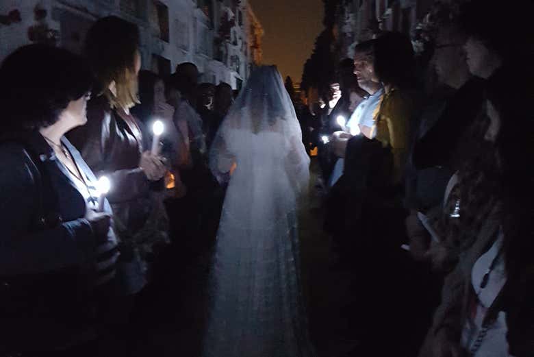 Visite du cimetière avec un étrange personnage