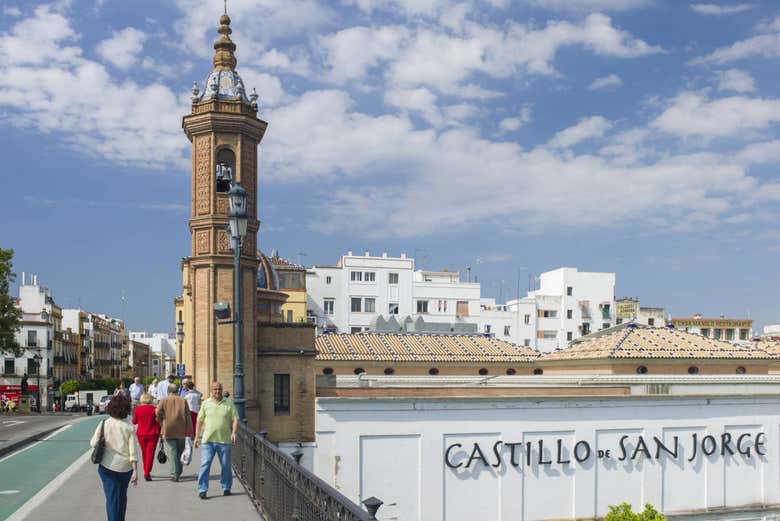 Le marché de Triana et le château de Saint-Georges