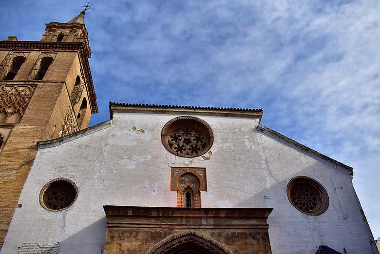 Façade de l'église paroissiale Omnium Sanctorum