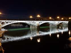 Photo de nuit du Pont de Santa Cruz
