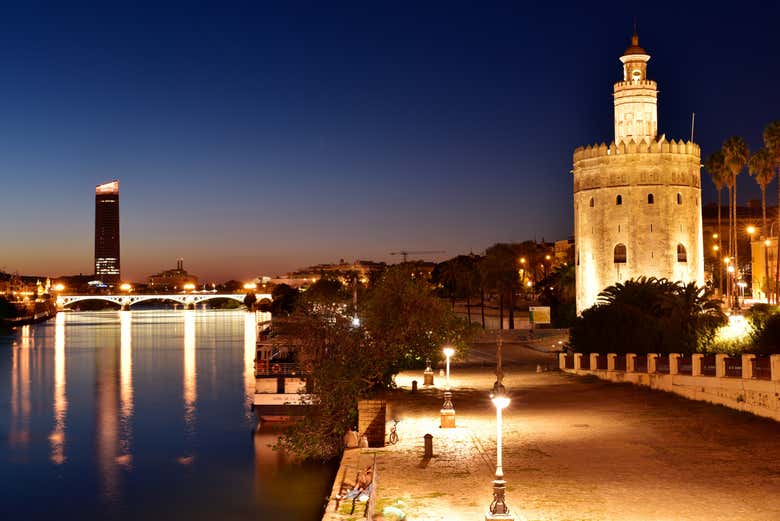 La Torre del Oro à la tombée de la nuit